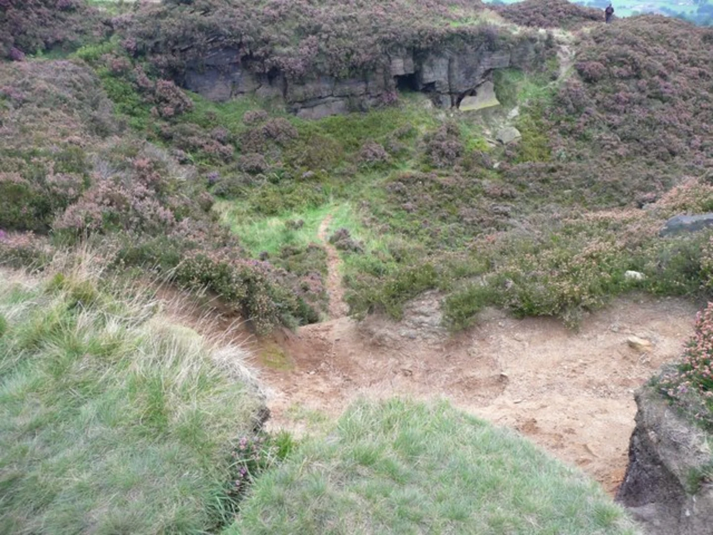 An image depicting the trail Calderdale Way and Calder and Hebble Navigation Loop and its surrounding area.