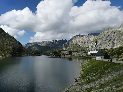 An image depicting the trail Les cols du Grand - St-Bernard and its surrounding area.