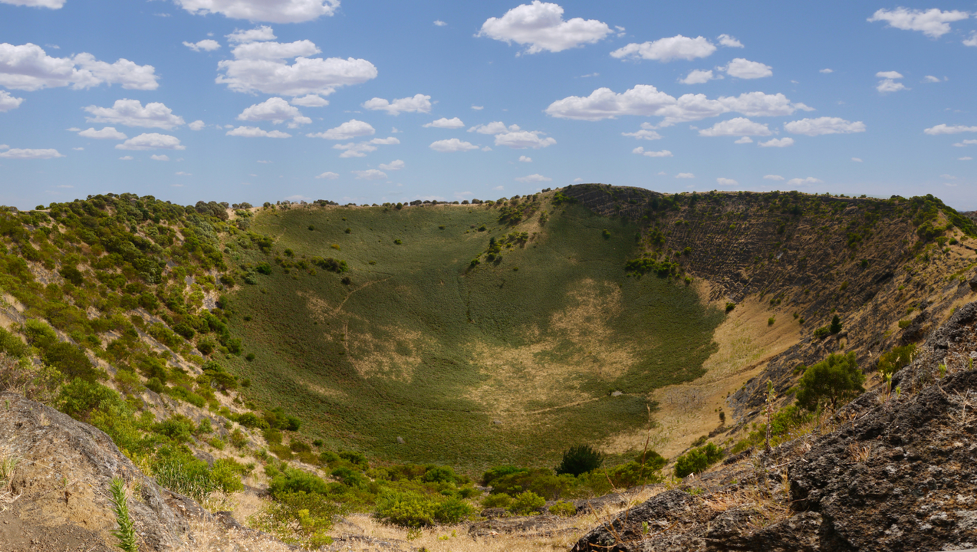 An image depicting the trail Mount Magnificent Summit Loop Track and its surrounding area.