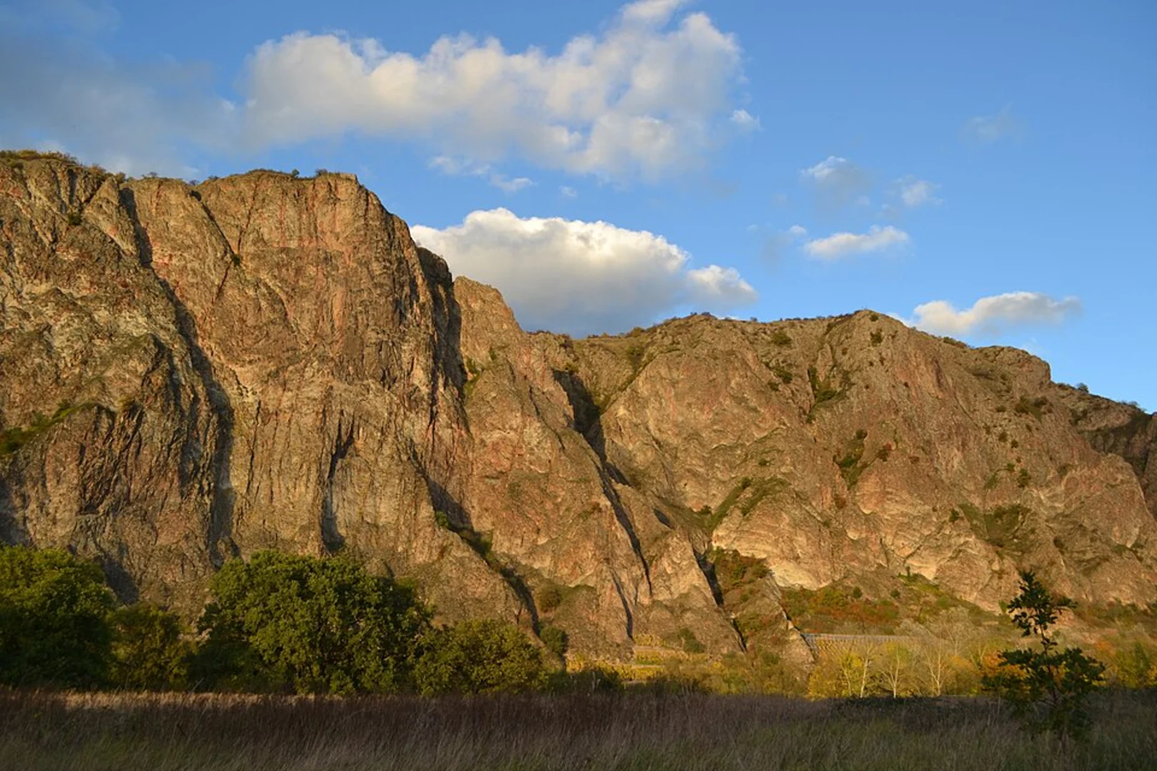 An image depicting the trail Kreuznacher Hardt, Huhnerkopf and Rotenfels Loop and its surrounding area.