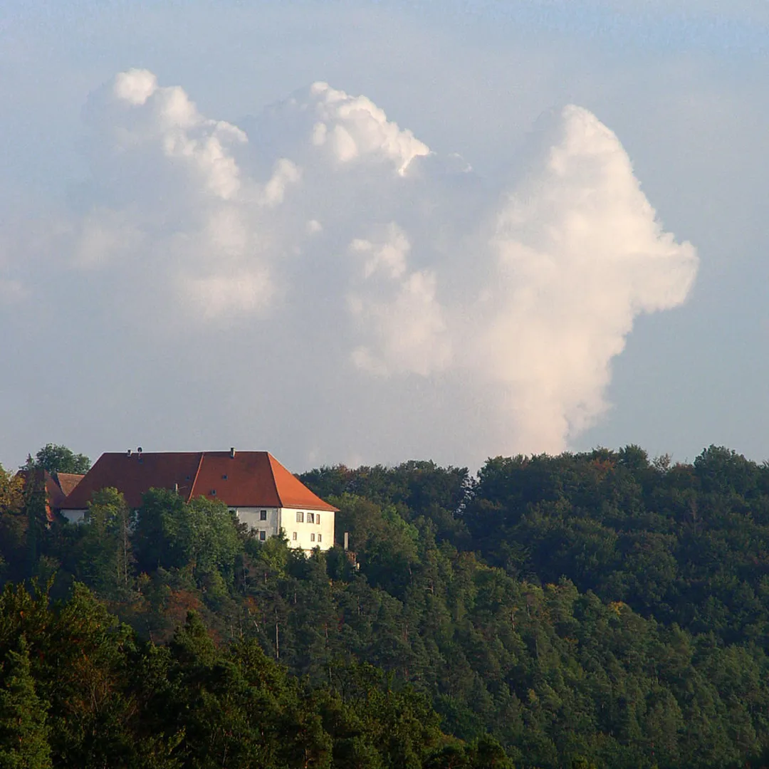 An image depicting the trail Schloss hohenentringen Loop via Königliche Jagdhütte and its surrounding area.
