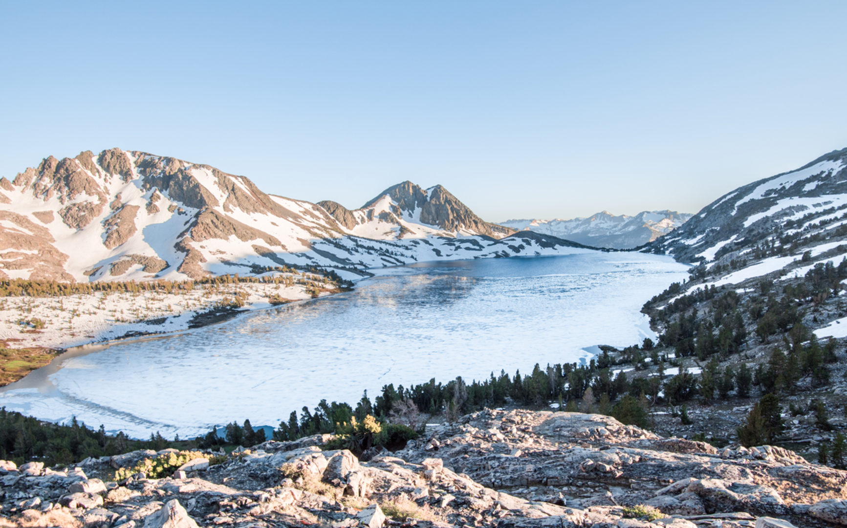 An image depicting the trail Woods Lakes via Duck Pass Trail and its surrounding area.