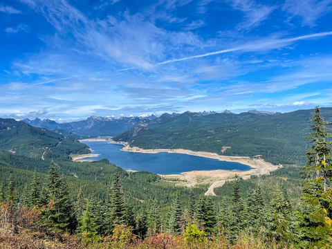An image depicting the trail Lake Lillian Trail and its surrounding area.