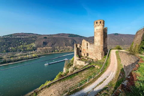 An image depicting the trail Rheinsteig Zuweg Aulhausen and Hassenweg and its surrounding area.
