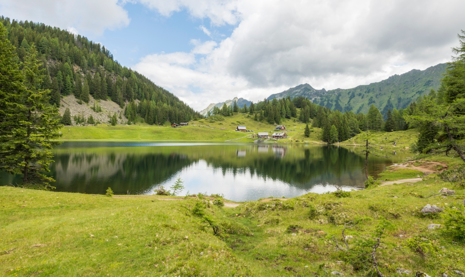 An image depicting the trail Obertal Valley - Duisitzkarsee and Giglachseen Lakes and its surrounding area.
