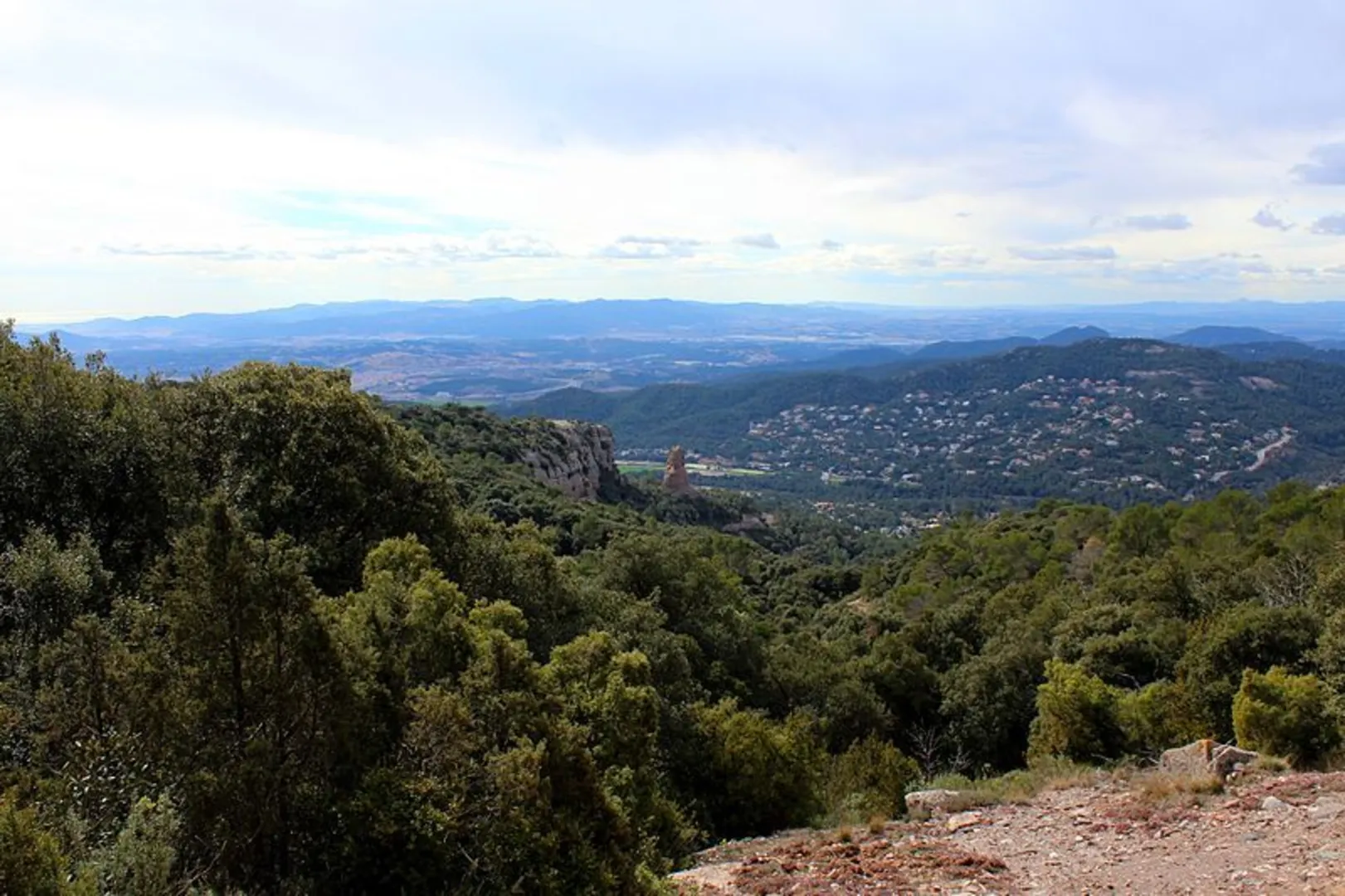 An image depicting the trail Cavall Bernat - Panoramic Itinerary PR CV 335 and its surrounding area.