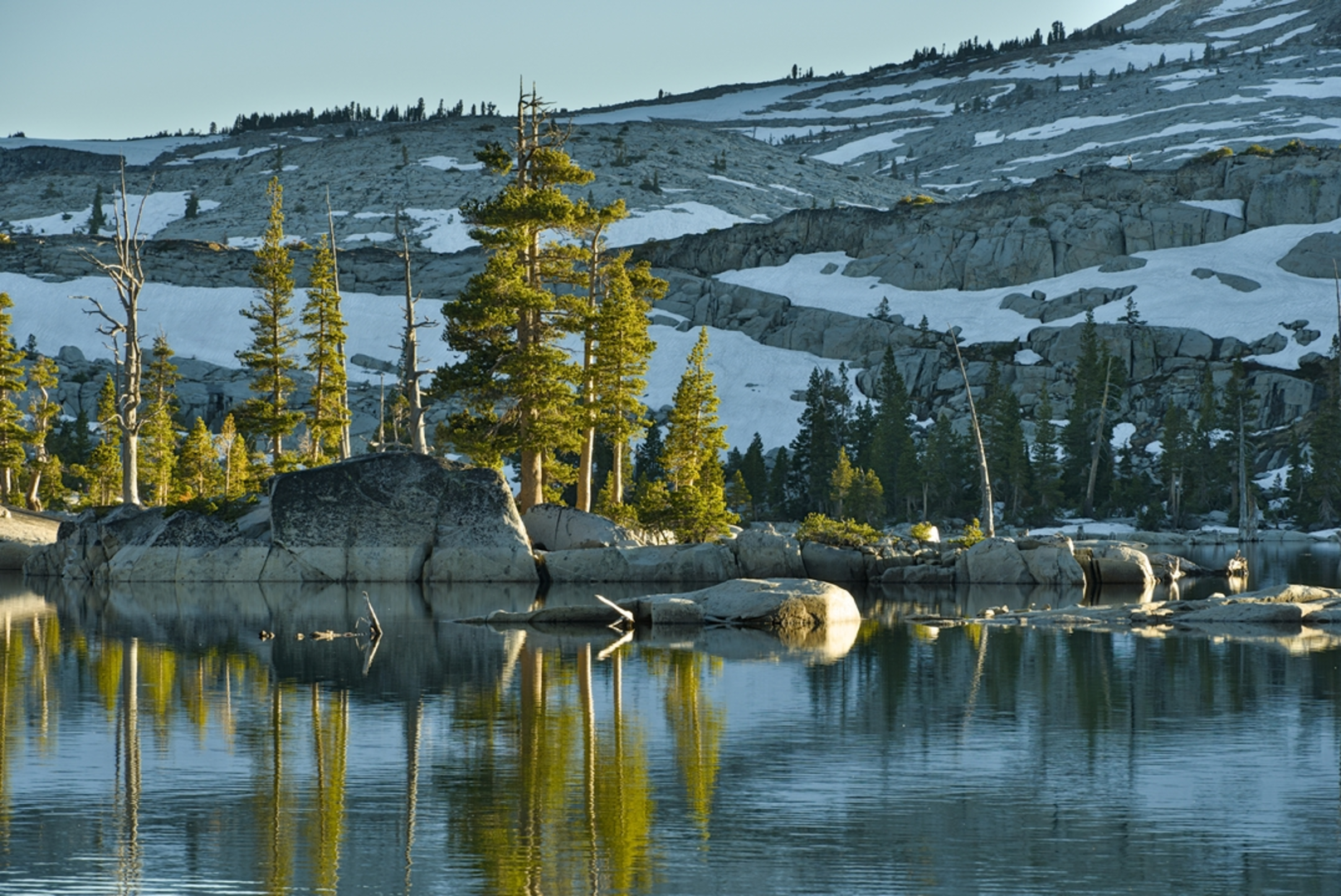 An image depicting the trail Lake Aloha and Lake of the Woods via Tahoe Rim Trail and its surrounding area.