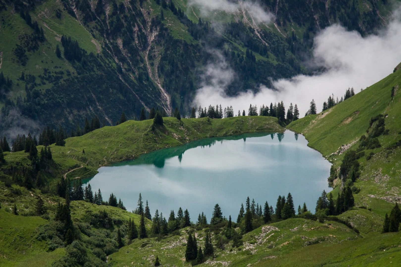 An image depicting the trail Oberstdorf to Höfatsblick Mountain Station Walk via O Winterwanderung ins Oytal and Seealpsee and its surrounding area.
