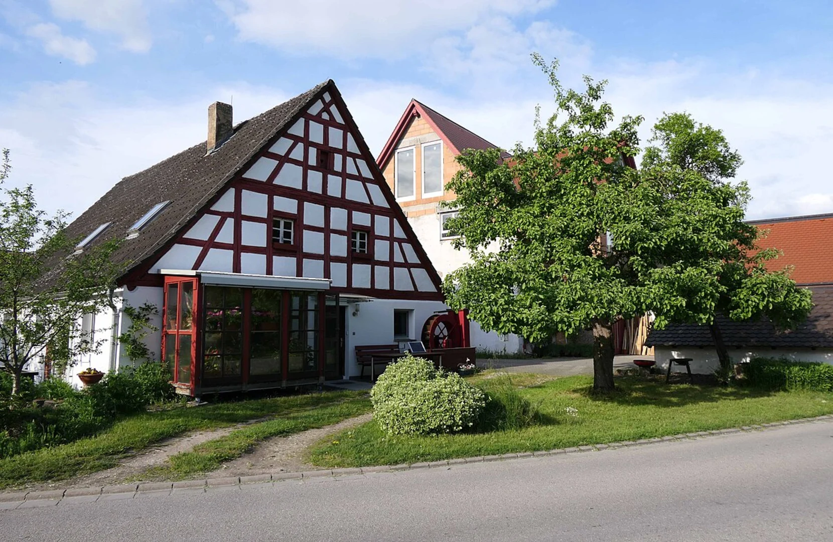 An image depicting the trail Schleifweiher via Wasserweg - Roth and its surrounding area.