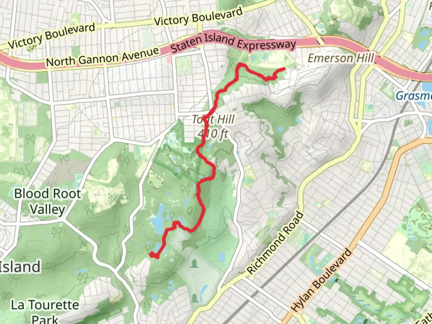 An image depicting the trail Todt Hill - Richmond Parkway and its surrounding area.