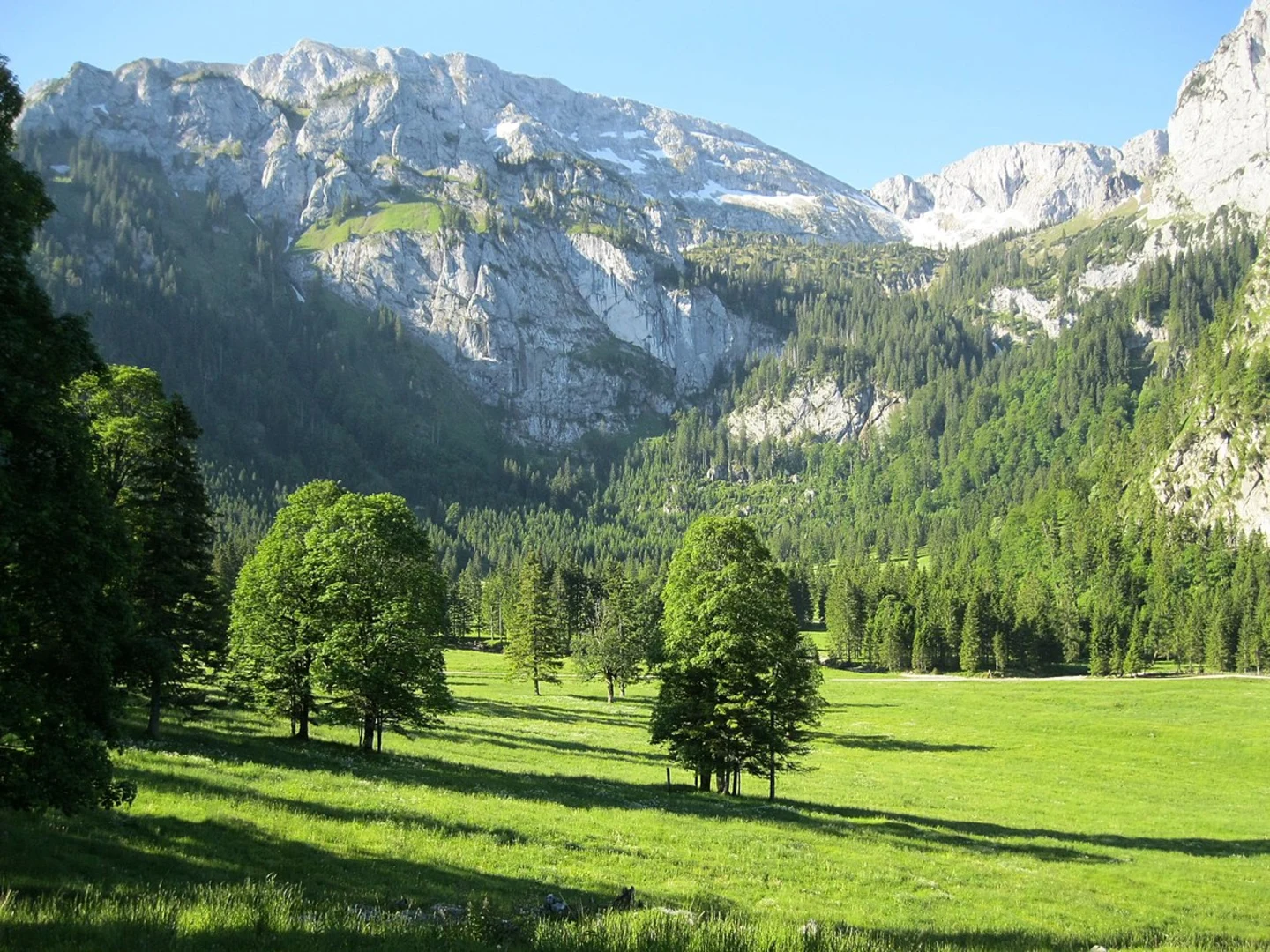 An image depicting the trail Hochplatte Peak Walk and its surrounding area.