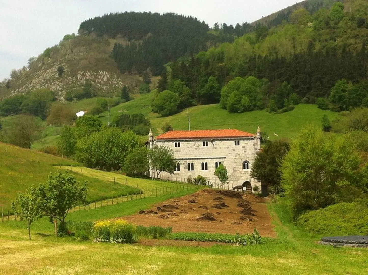 An image depicting the trail Zestoa - Errezil PR GI 143 and its surrounding area.