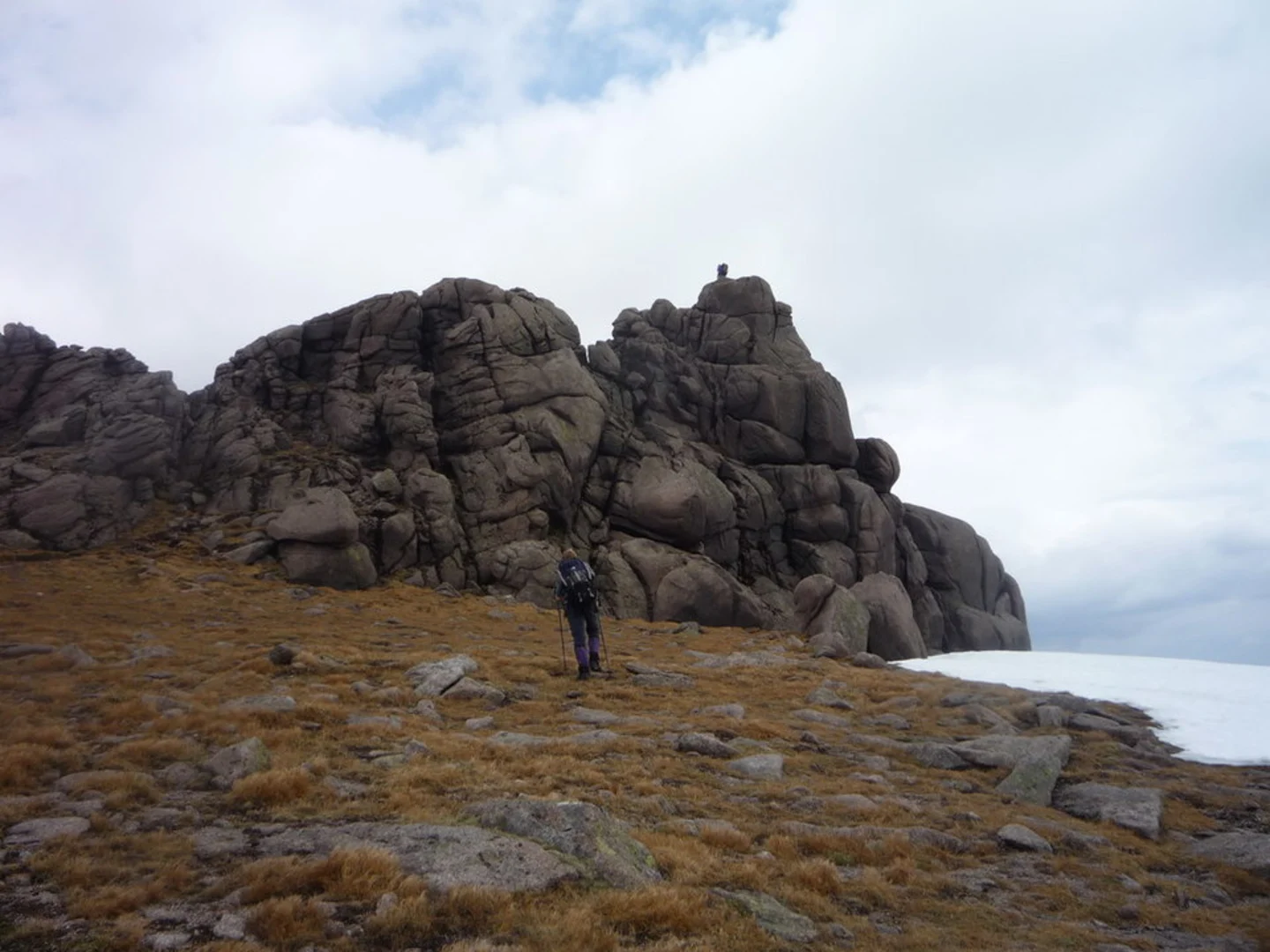 An image depicting the trail Leabaidh an Daimh Bhuidhe and Ben Avon Walk and its surrounding area.