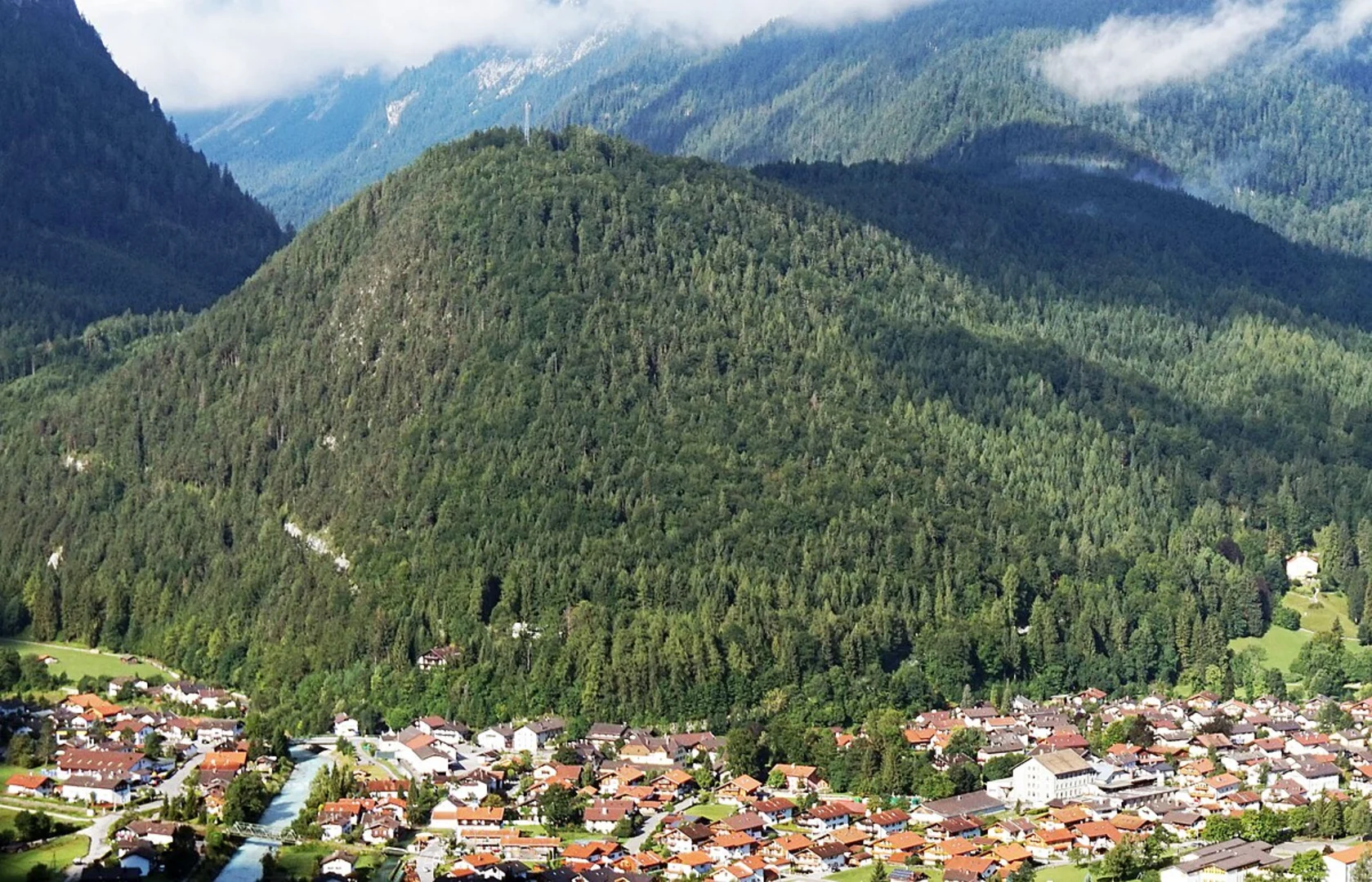 An image depicting the trail Nette-Schieferpfad Loop and its surrounding area.