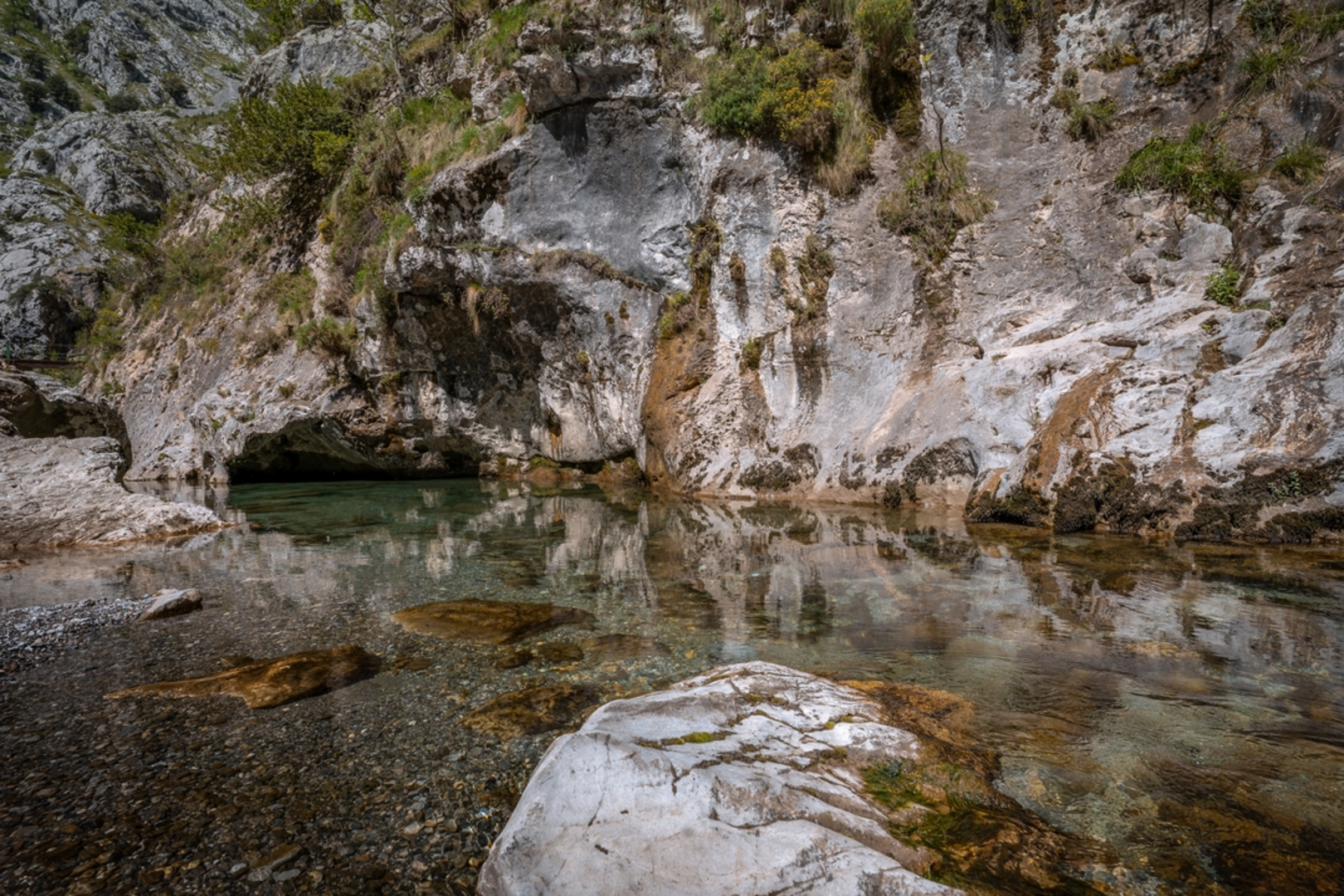 An image depicting the trail Ruta del Cares de Poncebos a Caín and its surrounding area.