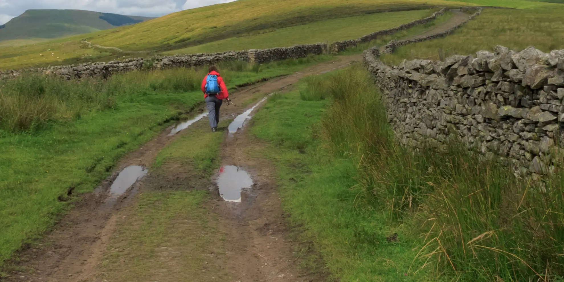 An image depicting the trail Great Shunner Fell from Hardraw and its surrounding area.