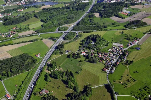 An image depicting the trail Burgenwanderweg and its surrounding area.