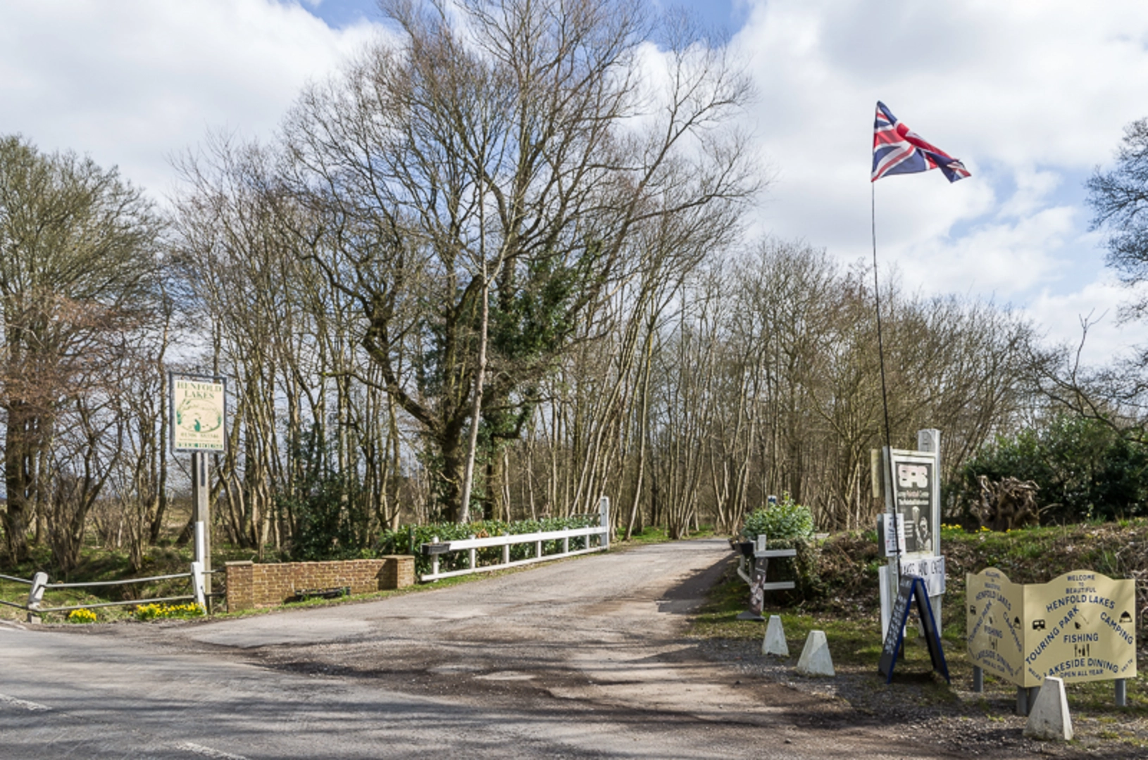 An image depicting the trail Henfold Lakes Loop and its surrounding area.