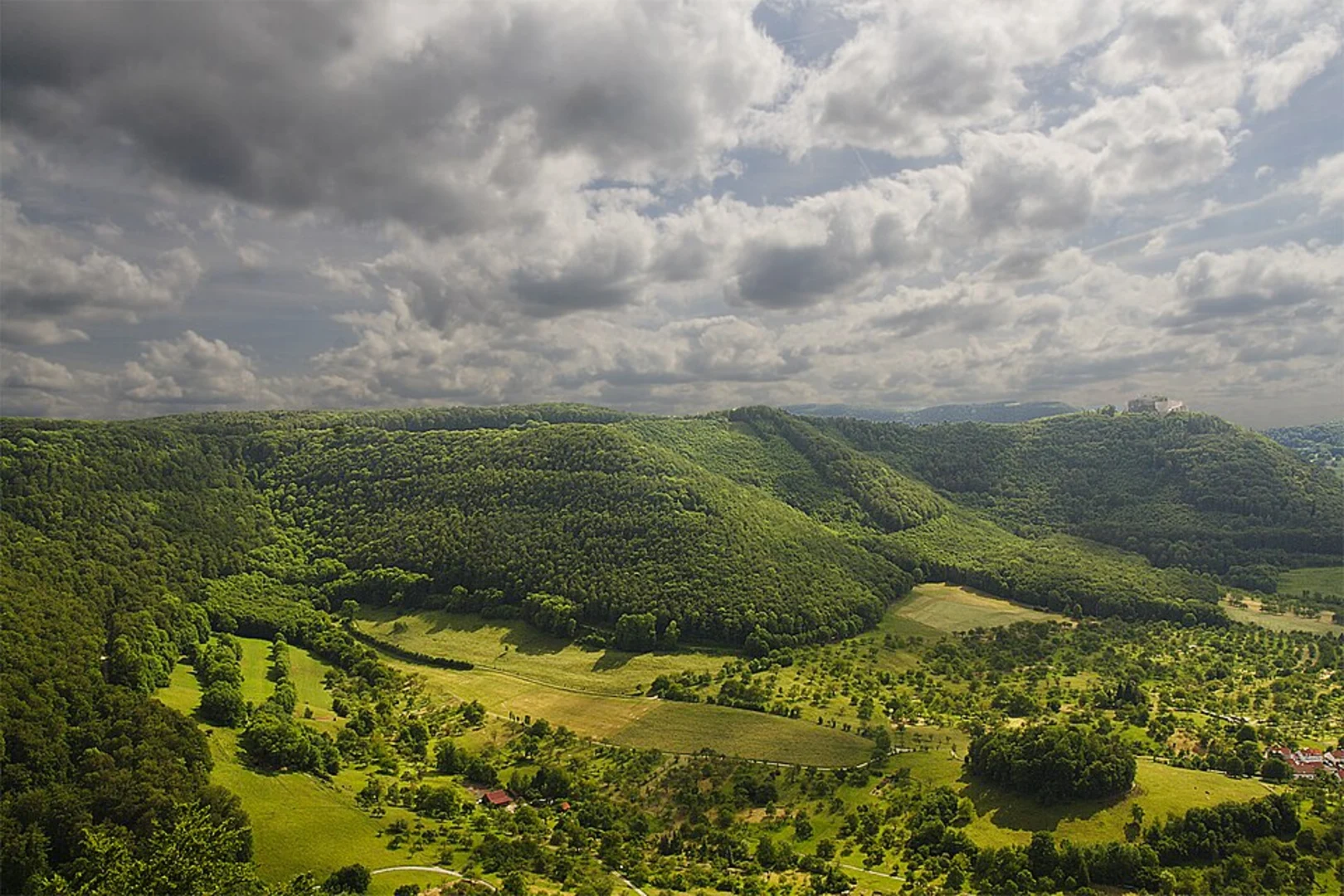An image depicting the trail Elmauberg and Vorderes Hörnle Peak Loop via Sommerweg and its surrounding area.