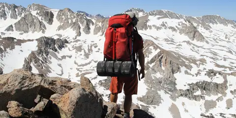 An image depicting the trail South Lake To North Lake and its surrounding area.