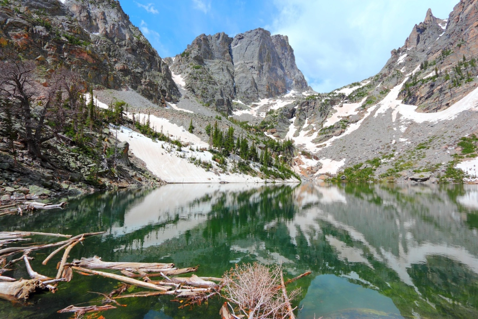 An image depicting the trail Emerald Lake Trail and its surrounding area.