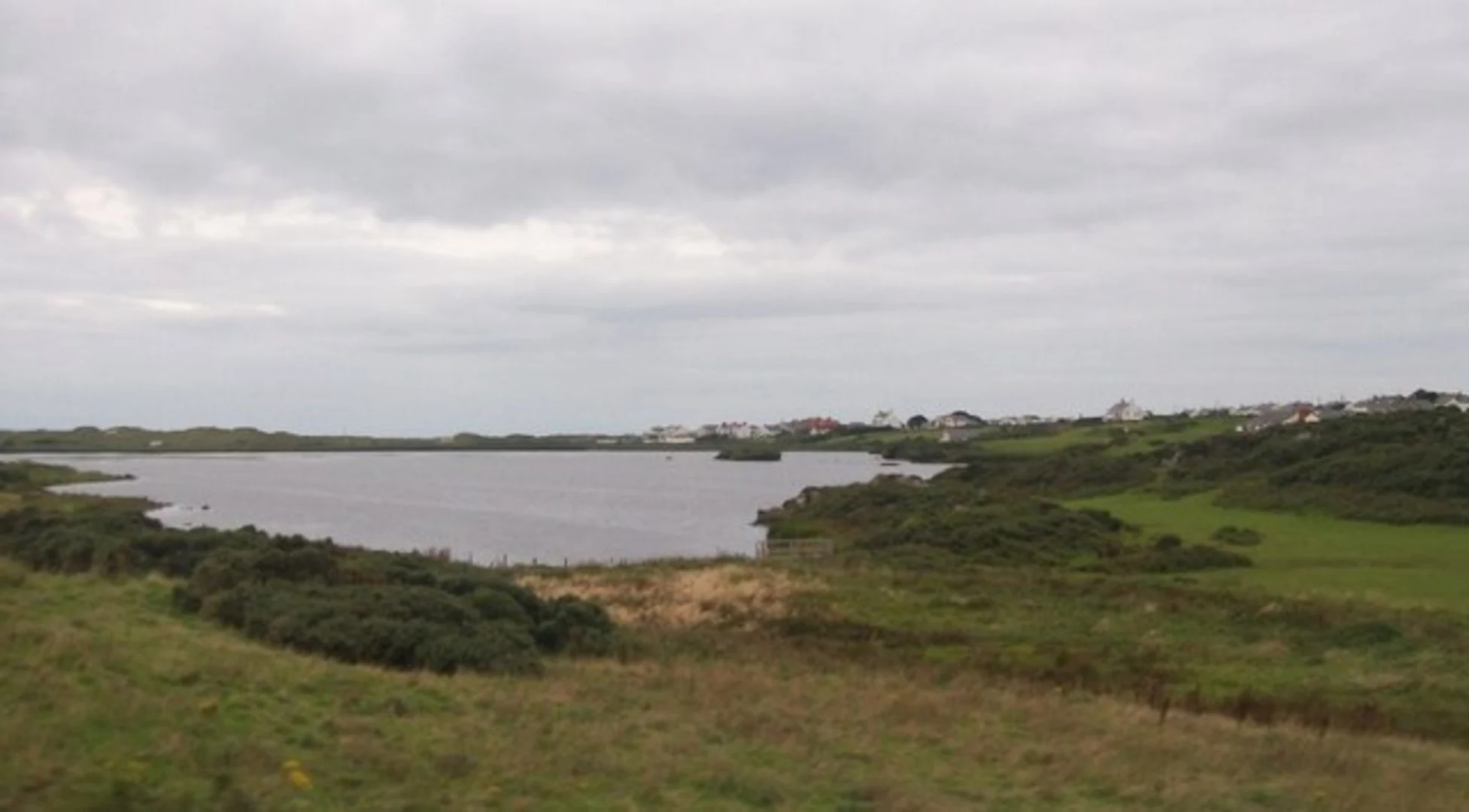 An image depicting the trail Rhosneigr Llyn Maelog Loop and its surrounding area.