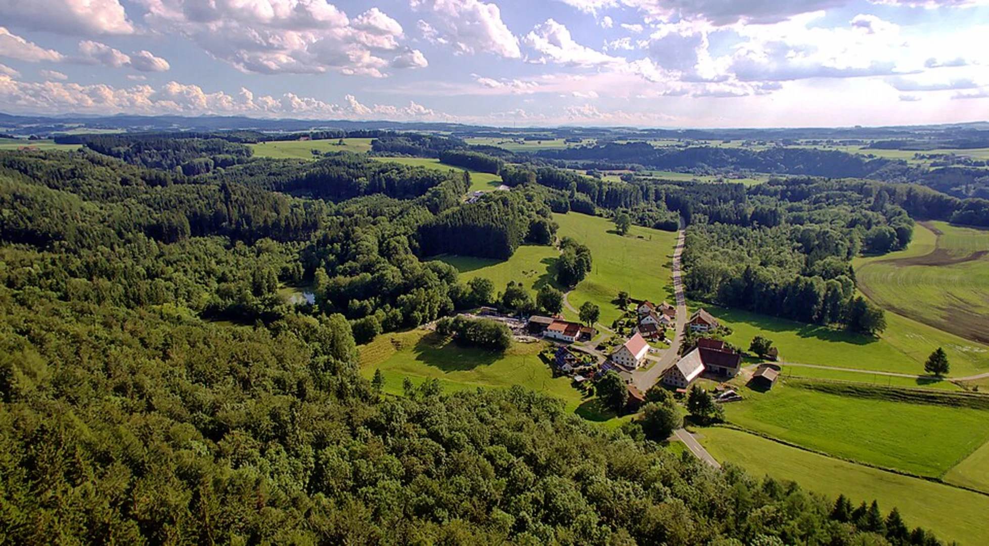 An image depicting the trail Bad Grönenbach to Illerbeuren Walk via Hohes Schloss and its surrounding area.