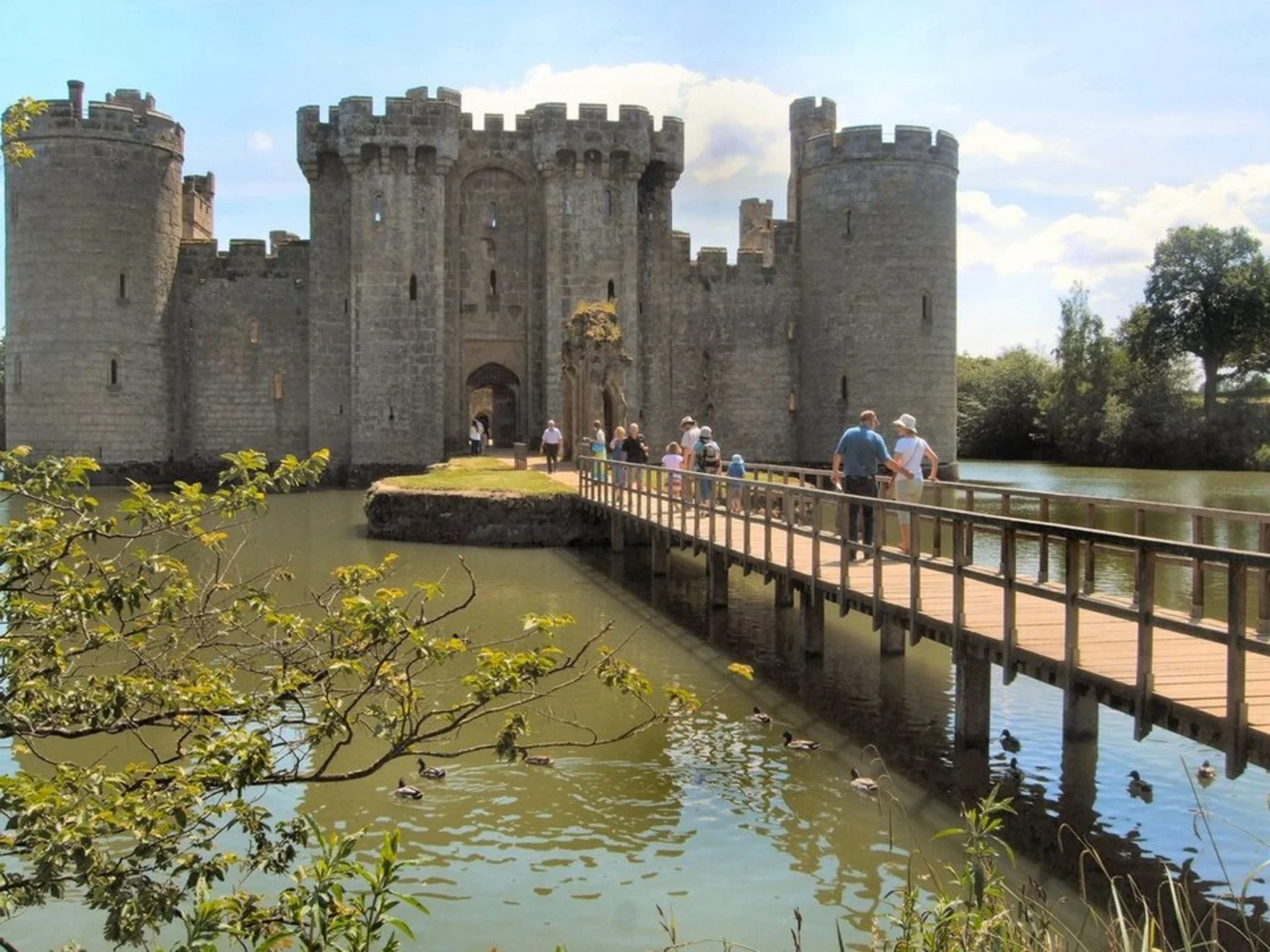 An image depicting the trail Bodiam Castle Loop and its surrounding area.