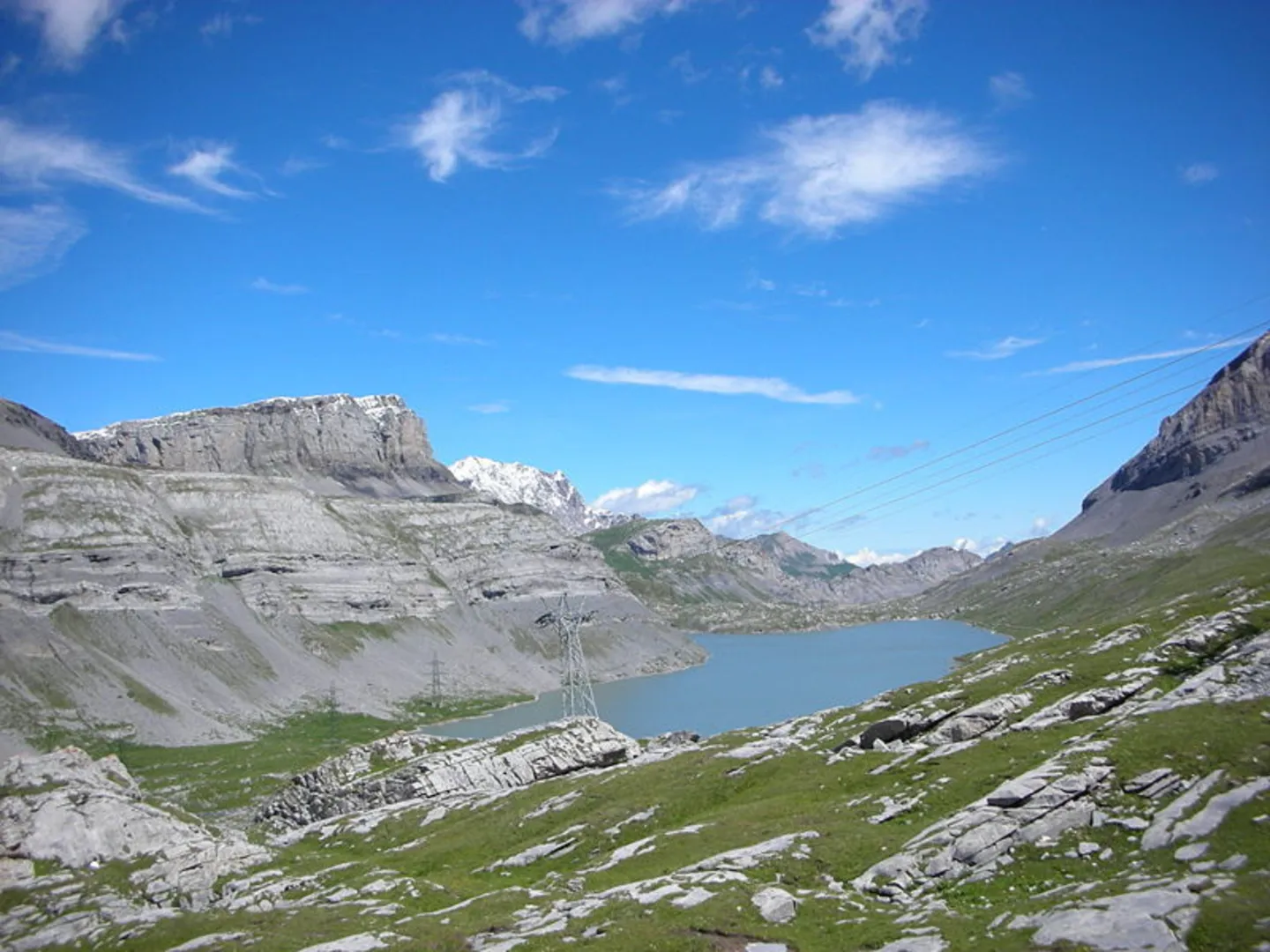 An image depicting the trail Gemmi Pass and Daubensee Lake and its surrounding area.