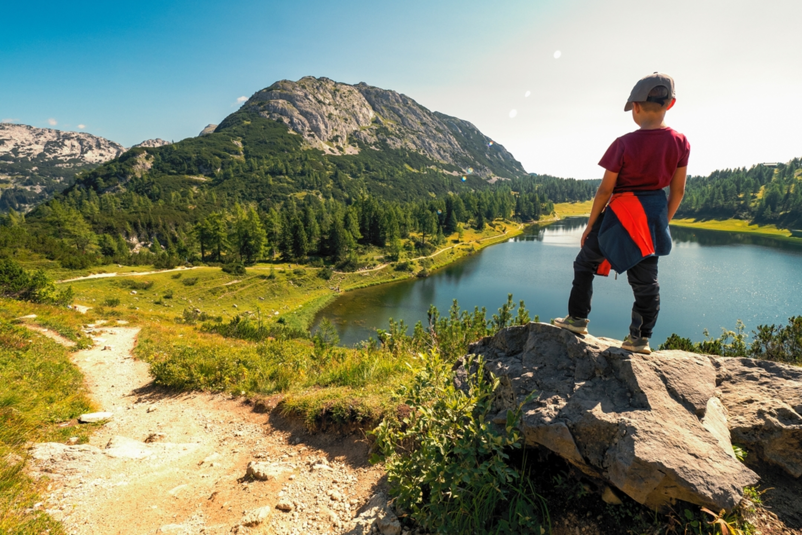 An image depicting the trail Totes Gebirge to Lake Altaussee and its surrounding area.