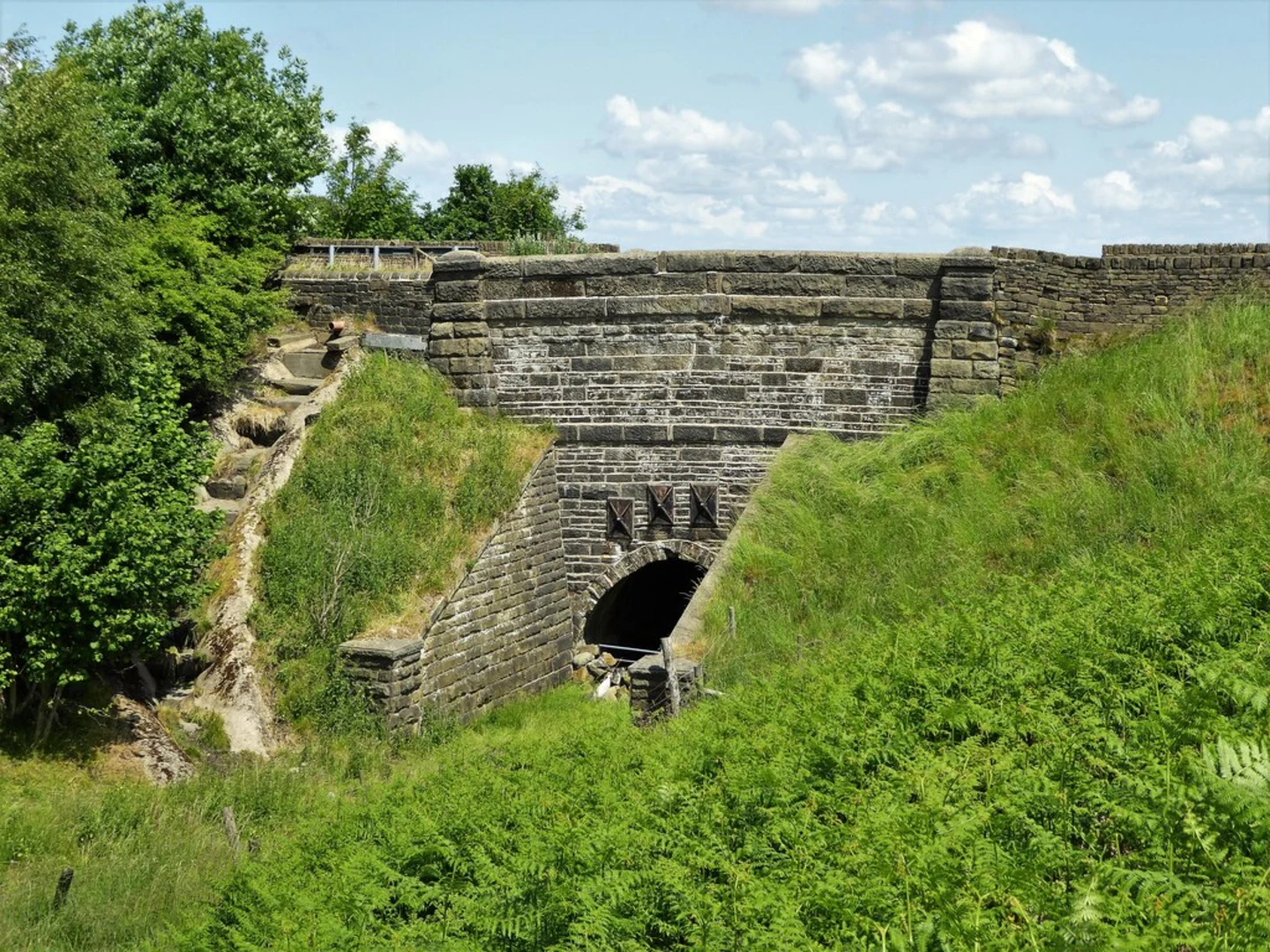 An image depicting the trail Cullingworth Country Park and Brow Moor Loop and its surrounding area.