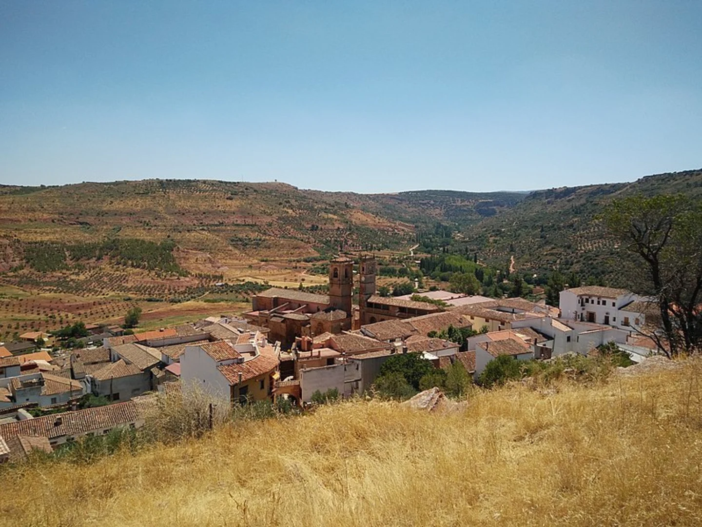 An image depicting the trail Historical Road Paterna - Almaraz and its surrounding area.