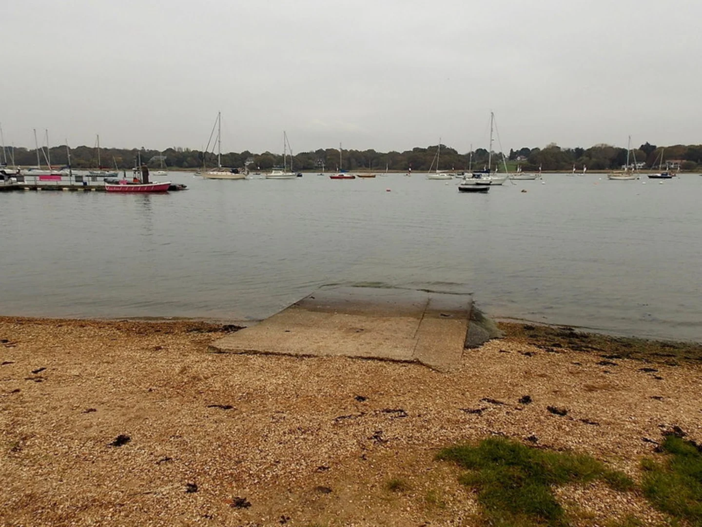 An image depicting the trail River Hamble Walk and its surrounding area.