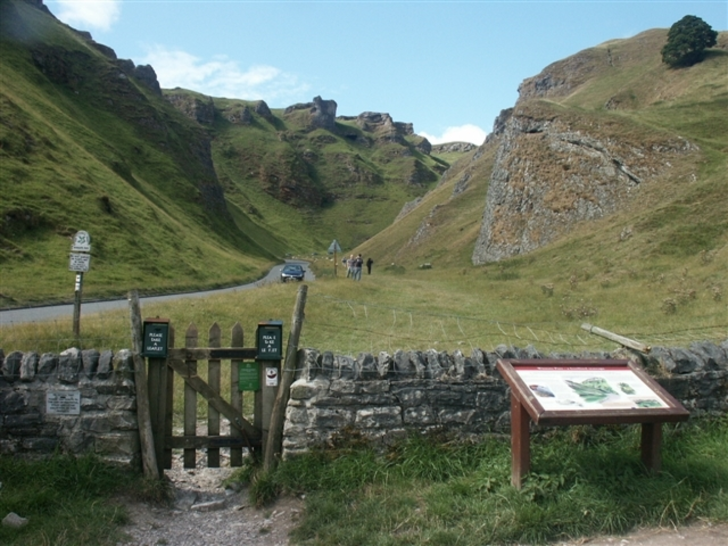 An image depicting the trail Castleton and Peaks Loop via Limestone way and its surrounding area.