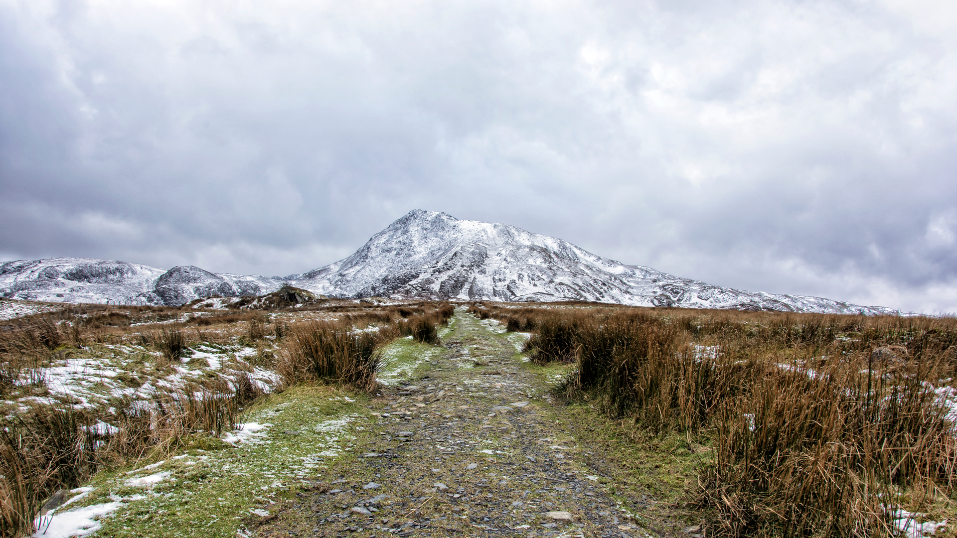 An image depicting the trail Moel Siabod from Pont Cyfyng near Capel Curig and its surrounding area.