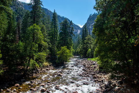 An image depicting the trail Happy Isles Trail and its surrounding area.