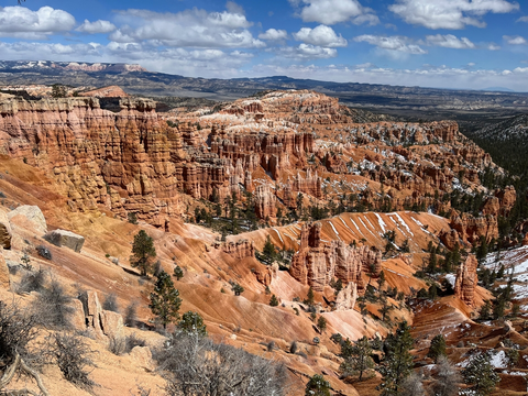 An image depicting the trail Bryce Amphitheater Traverse Trail and its surrounding area.