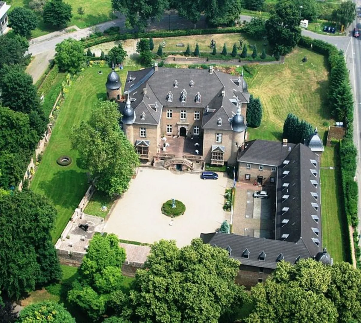 An image depicting the trail Volksgarten Rundweg and NEW Laufstrecke 'blau' and its surrounding area.