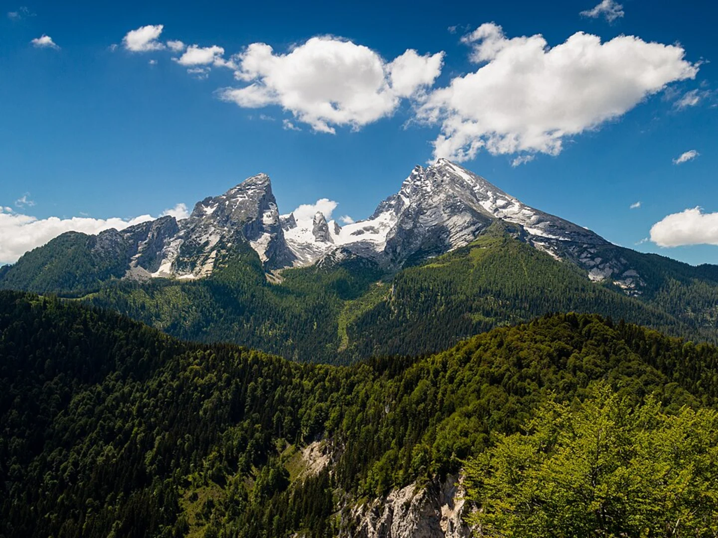 An image depicting the trail Wimbachbrücke to Wimbachgrieshuette via AV Weg and its surrounding area.