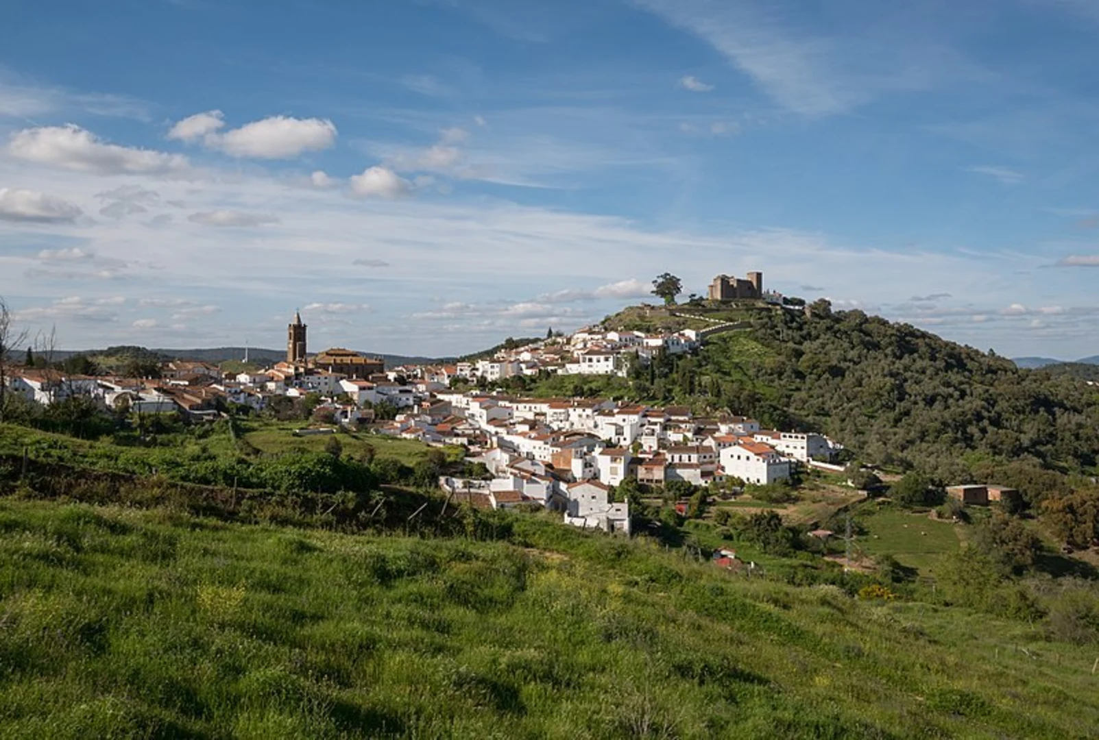 An image depicting the trail Cortegana - Jabugo and its surrounding area.