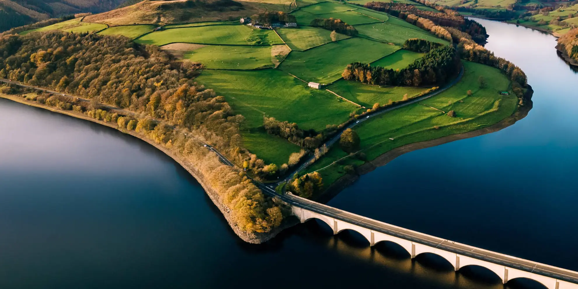 An image depicting the trail Crook Hill and Ladybower Reservoir and its surrounding area.