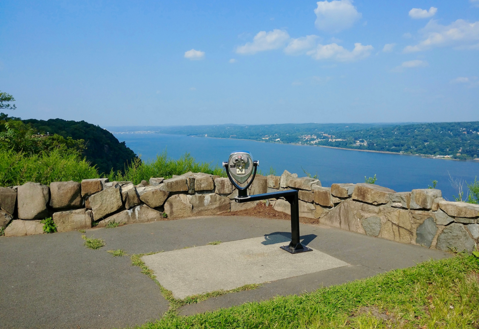 An image depicting the trail Long Path and Shore Trail White Loop and its surrounding area.