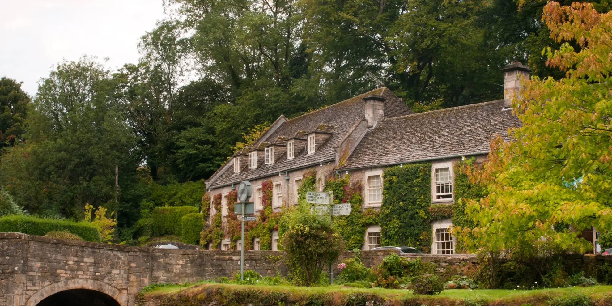 An image depicting the trail Barnsley Park from Bibury and its surrounding area.