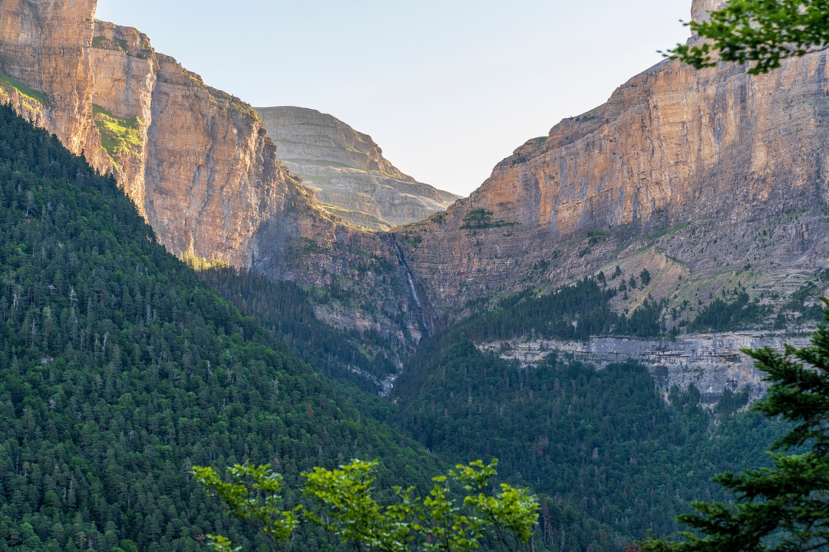 An image depicting the trail Pradera de Ordesa - Cascada y circo de Cotatuero and its surrounding area.