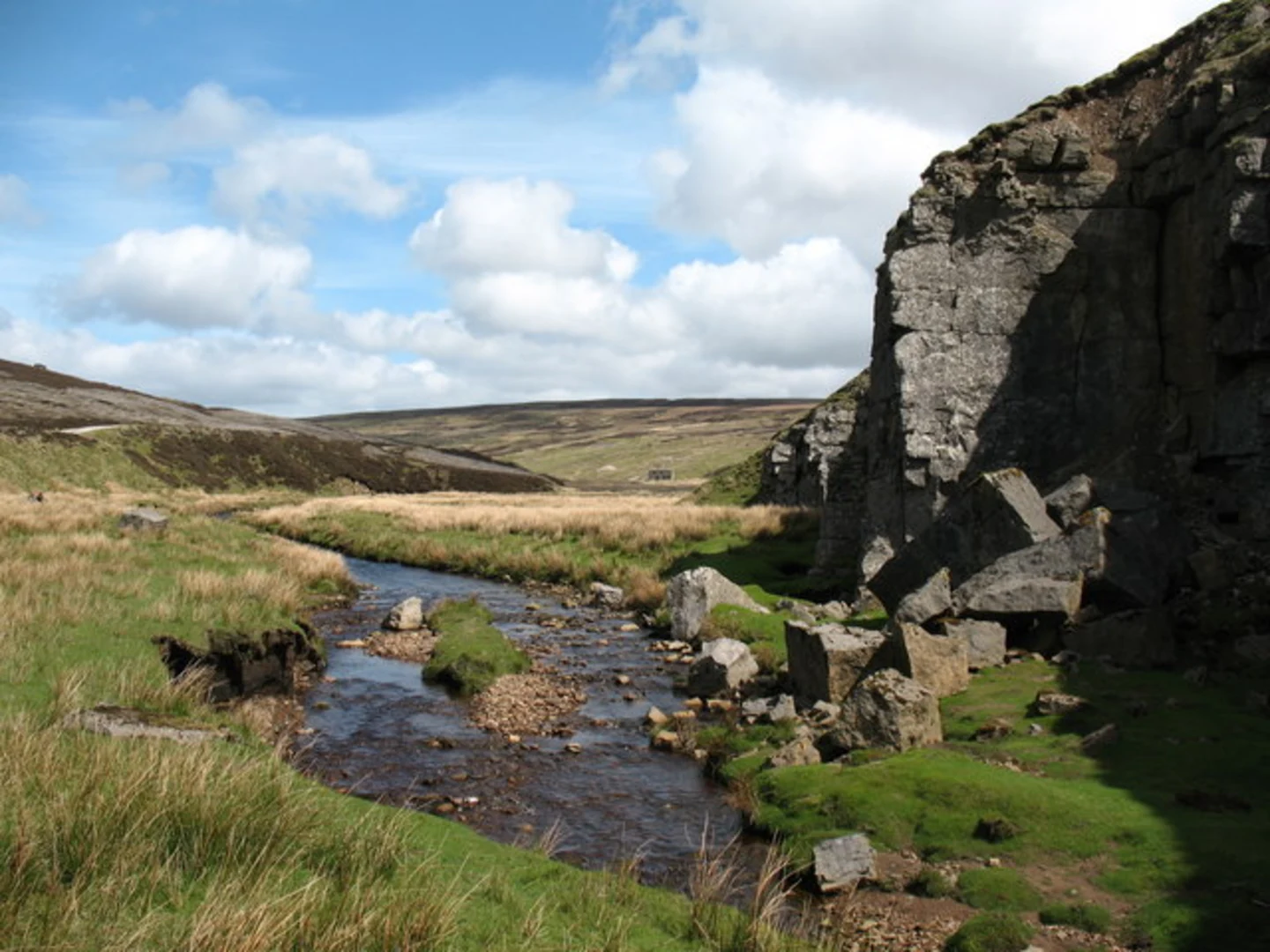 An image depicting the trail Grassington Moor - Priest's Tarn - Black Edge and Mossdale Scar and its surrounding area.