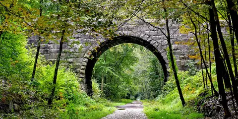 An image depicting the trail Southern England Trunkline Trail and its surrounding area.