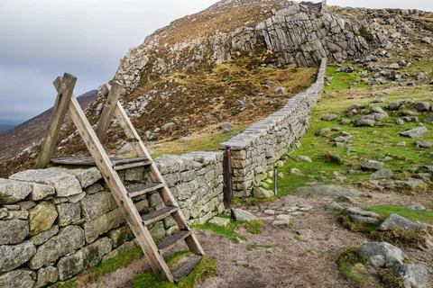 An image depicting the trail Mourne Wall Walk and its surrounding area.