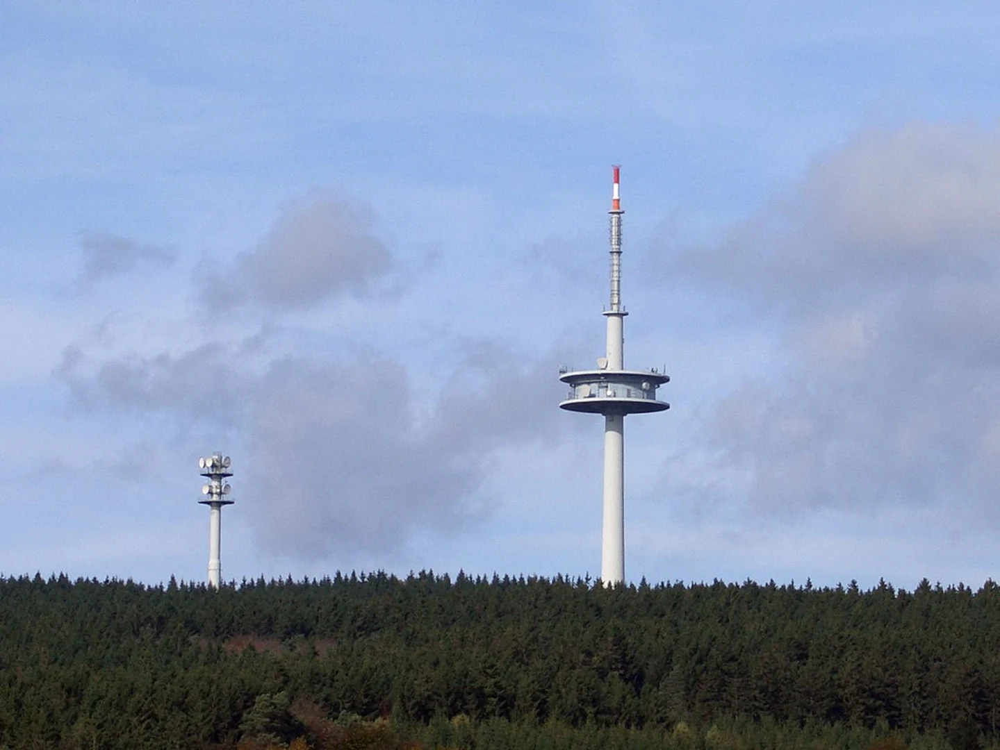 An image depicting the trail Kesseling Rundwanderweg and Wacholder Weg and its surrounding area.