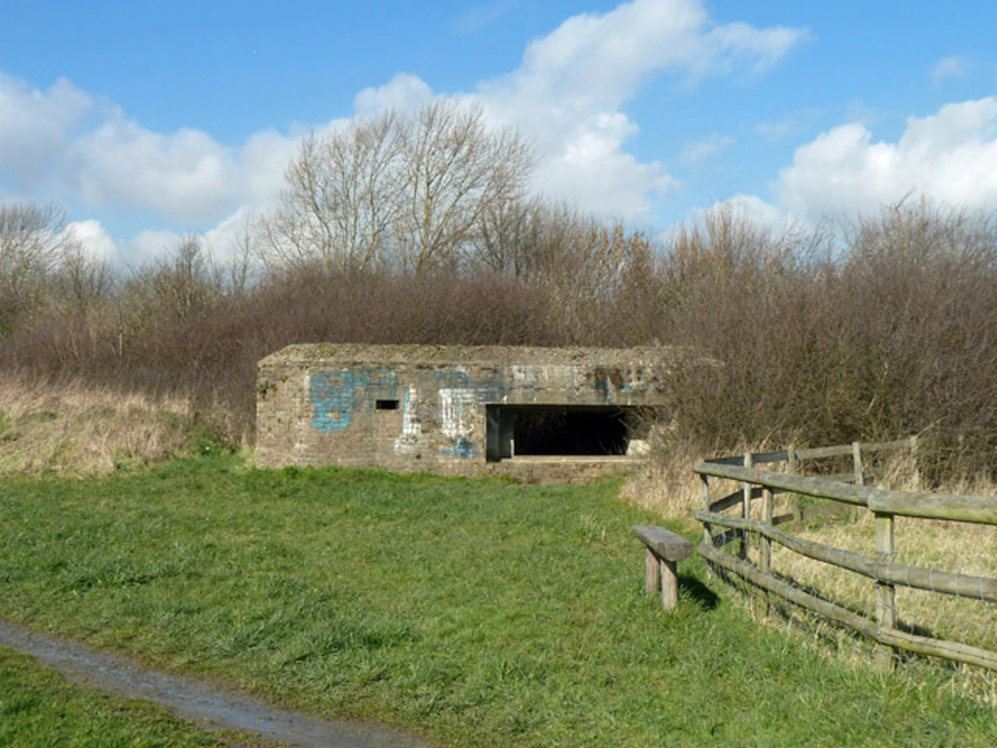 An image depicting the trail Wick Country Park and Reservoir Loop and its surrounding area.
