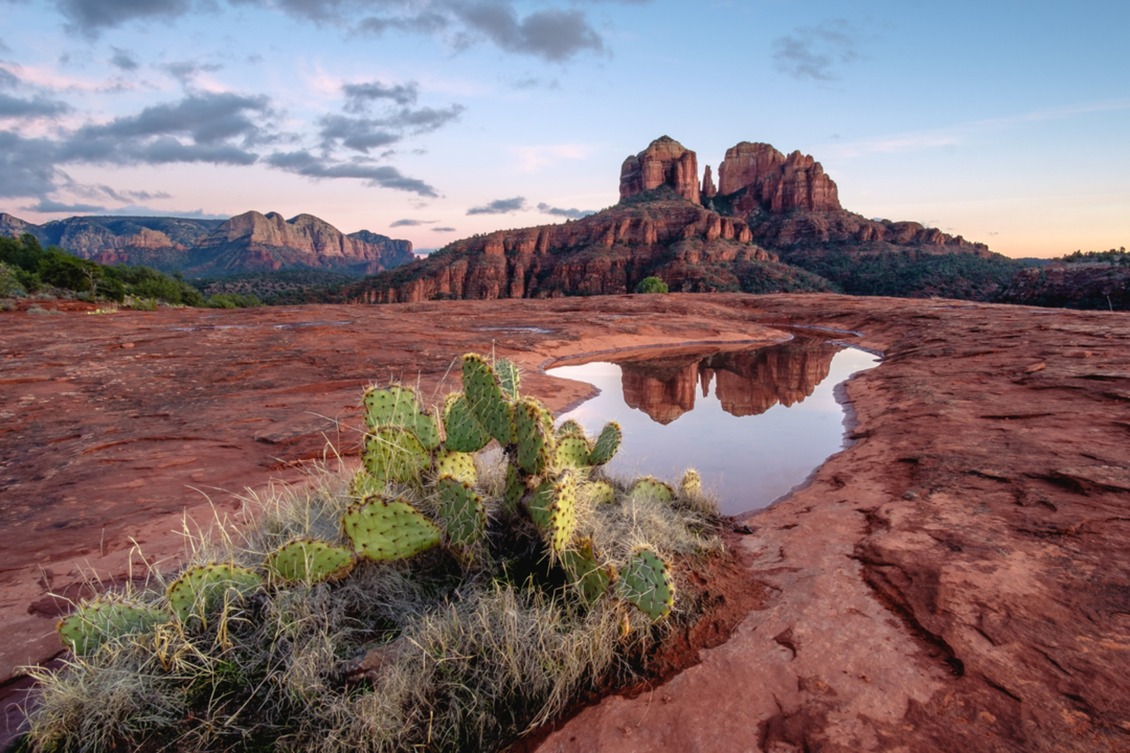 An image depicting the trail Easy Breezy, Slim Shady and Cathedral Rock Loop Trail and its surrounding area.